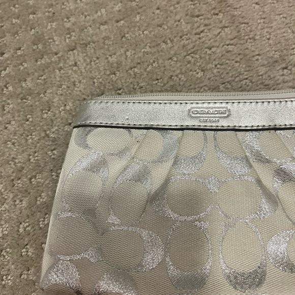 Coach silver wristlet in excellent condition - Picture 4 of 5